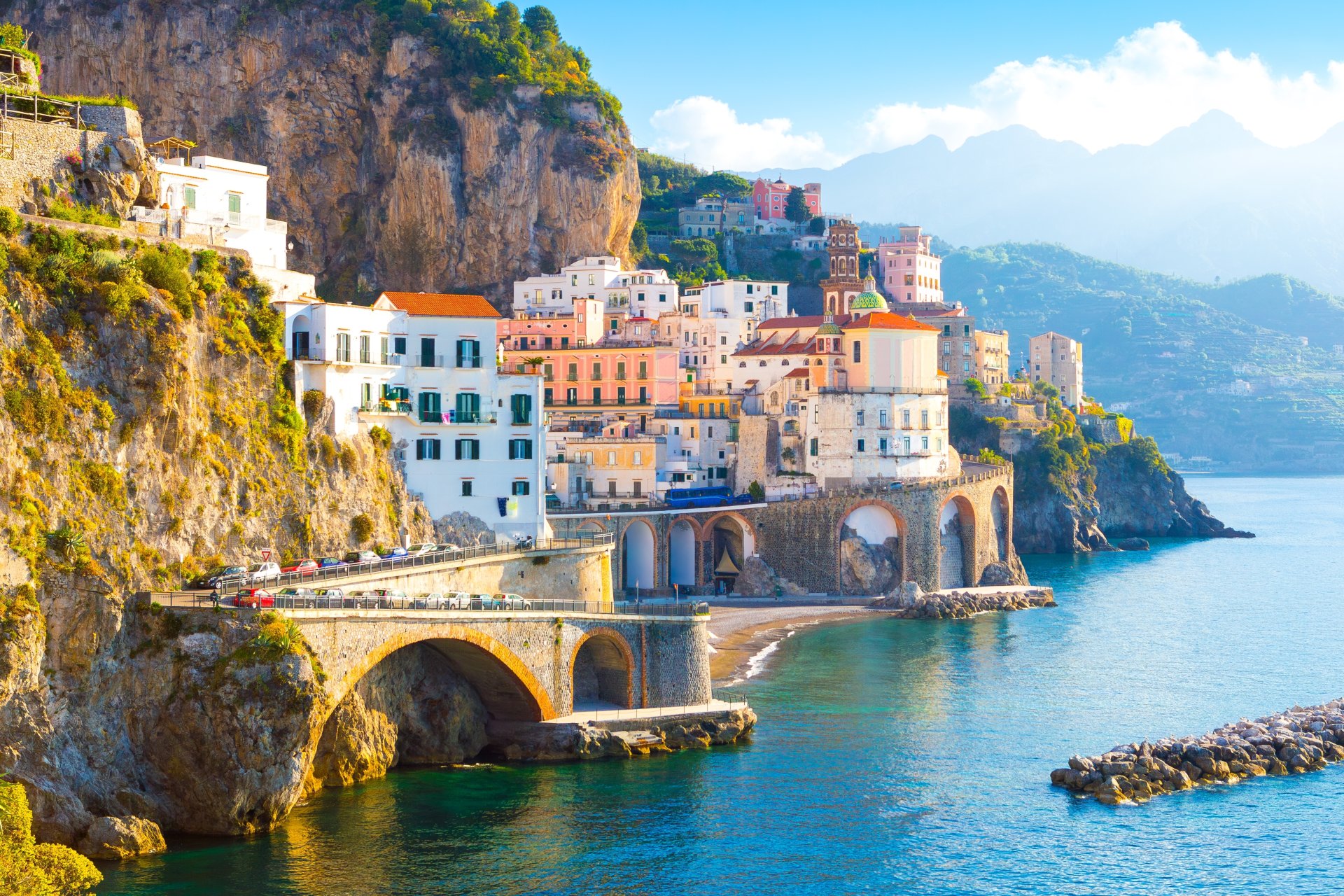 Coasta Amalfitană: cum organizezi o vacanță pe una dintre cele mai spectaculoase riviere din Europa